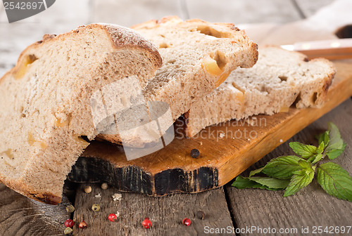 Image of Sliced ??bread on cutting board