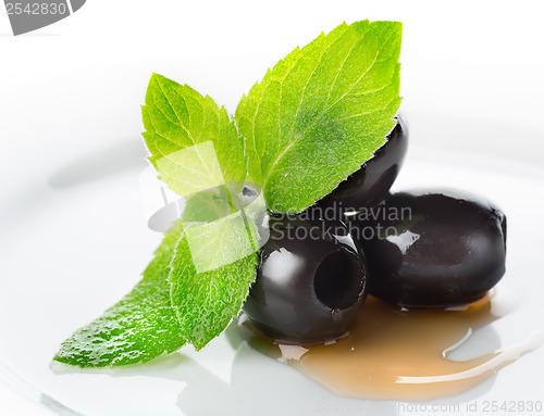 Image of Olives with mint and sauce