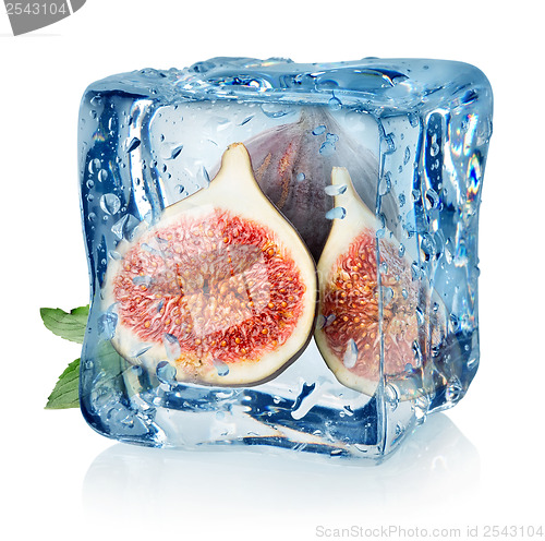 Image of Sliced figs in ice cube