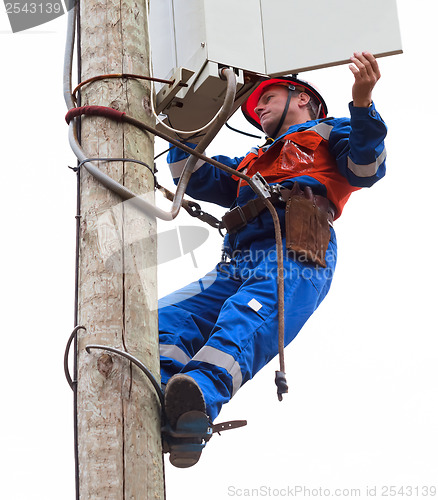 Image of Electrician opened the control panel on the pole reclosers