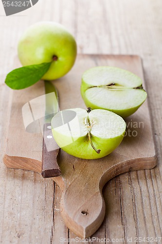Image of fresh green sliced apples and knife 