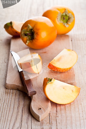 Image of ripe persimmons and knife 
