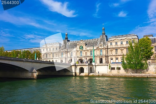 Image of Louvre museum