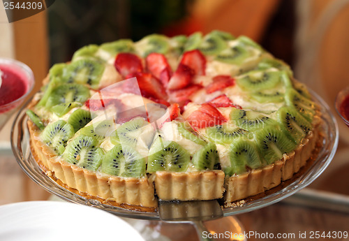 Image of Fruit cake with strawberries and kiwi