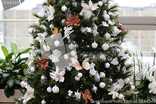 Image of Christmas tree with toys