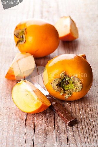 Image of fresh sliced persimmons and knife 