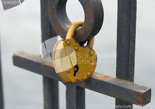 Image of Ritual of affixing padlocks, as symbol of love