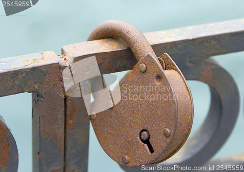 Image of Ritual of affixing padlocks, as symbol of love