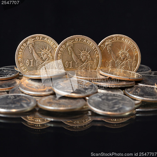 Image of U.S. dollar coins on a table