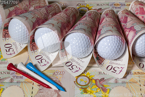 Image of British pounds and golf balls 