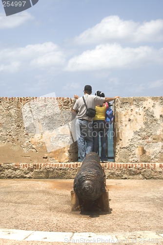 Image of tourists at el morro