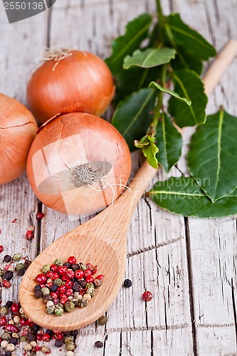 Image of fresh onions, bay leaves and peppercorns