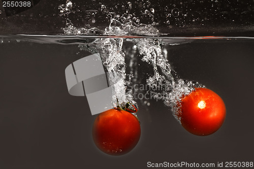 Image of Fresh tomato dropped into water