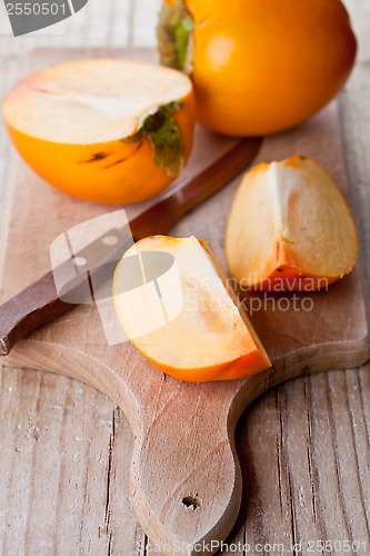 Image of ripe persimmons and knife 