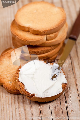 Image of snack crackers with cream cheese and knife