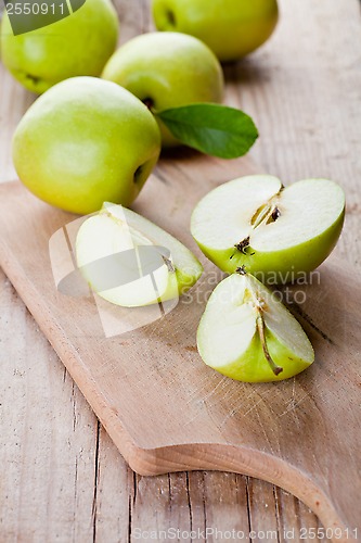 Image of fresh green sliced apples 