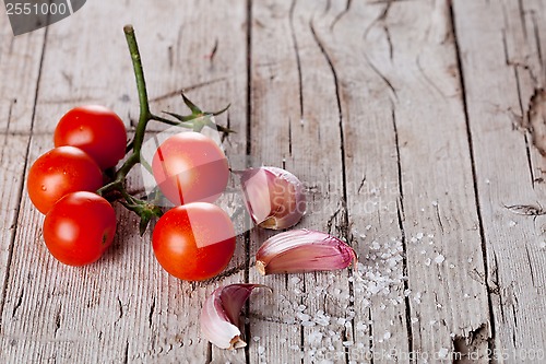 Image of cherry tomatoes, garlic, peppercorns and salt 