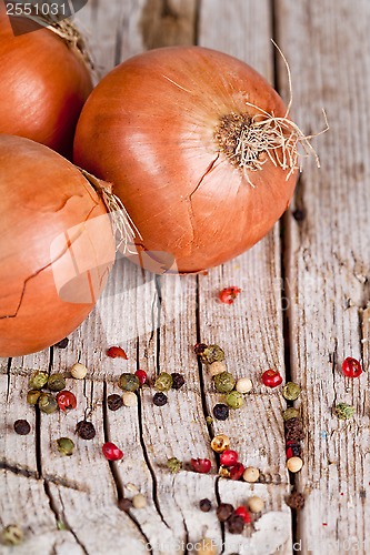 Image of fresh onions and peppercorns 