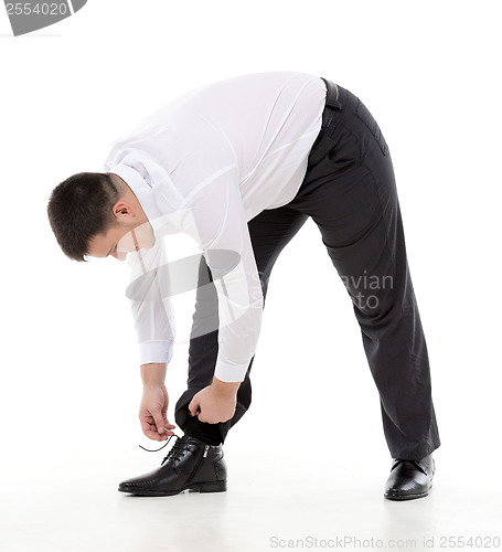 Image of Man bending down to do up his shoelaces