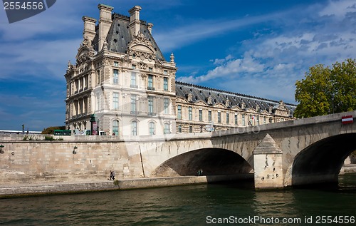 Image of Louvre museum