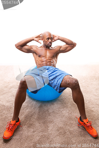 Image of Man Doing Ab Crunches