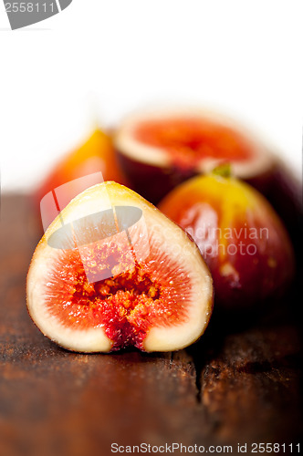 Image of fresh figs over old wood