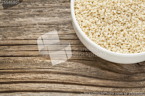 Image of unhulled sesame seeds