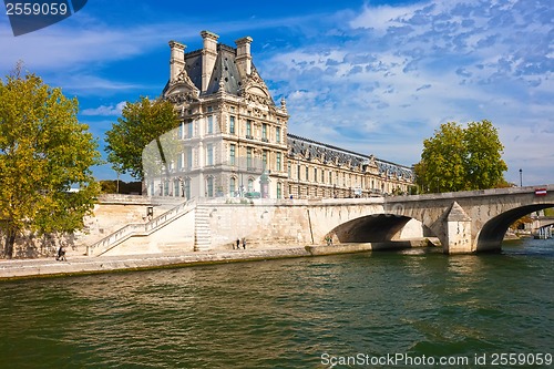 Image of Louvre museum