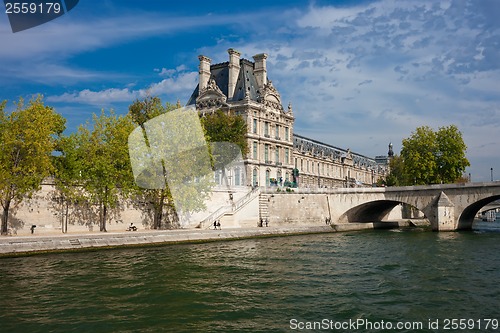 Image of Louvre museum