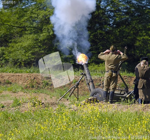 Image of 120 mm mortar firing
