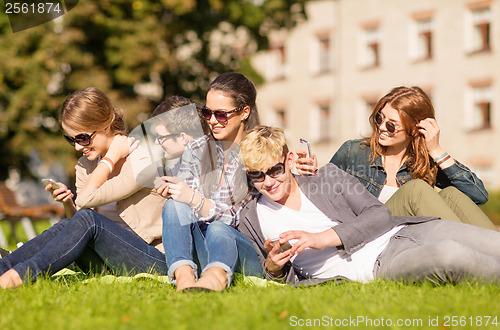 Image of students looking at smartphones and tablet pc