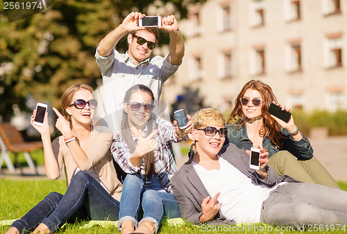 Image of students showing smartphones