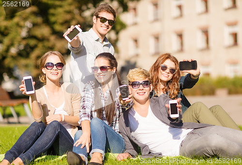 Image of students showing smartphones