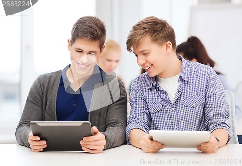 Image of students looking at tablet pc in lecture at school