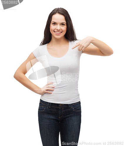 Image of smiling teenager in blank white t-shirt