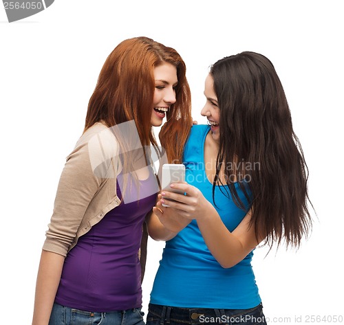 Image of two smiling teenagers with smartphone