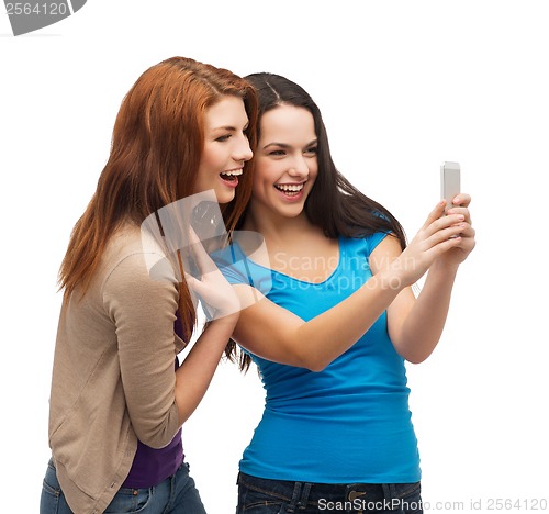 Image of two smiling teenagers with smartphone