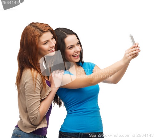 Image of two smiling teenagers with smartphone