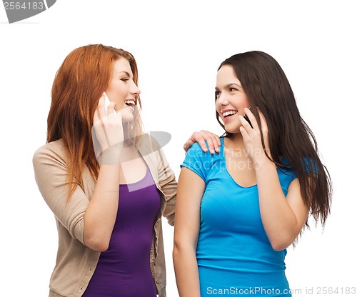 Image of two smiling teenagers with smartphones