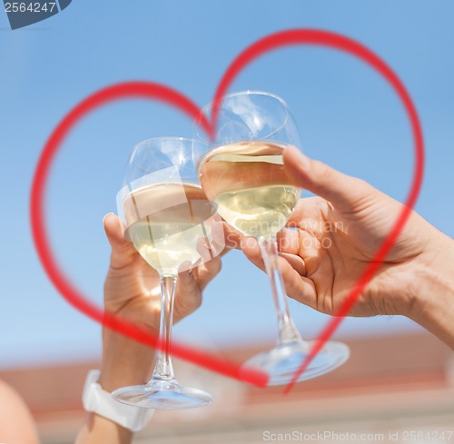 Image of couple drinking wine in cafe