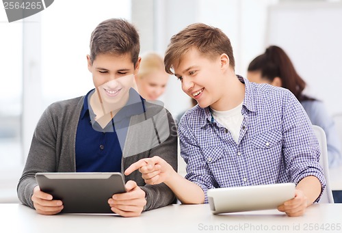 Image of students looking at tablet pc in lecture at school