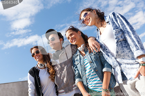 Image of smiling teenagers in sunglasses hanging outside