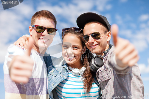 Image of smiling teenagers showing thumbs up