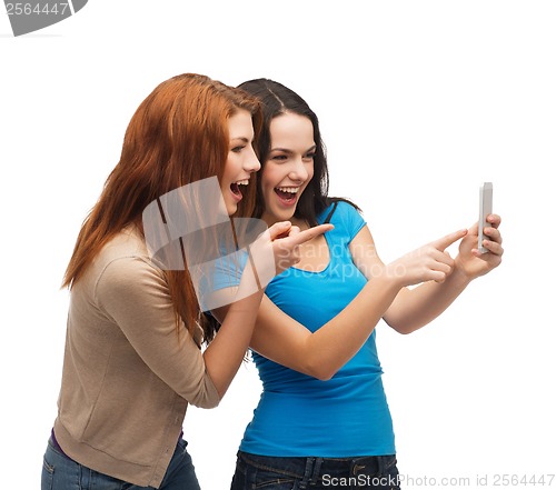 Image of two smiling teenagers with smartphone