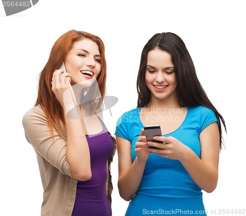 Image of two smiling teenagers with smartphones