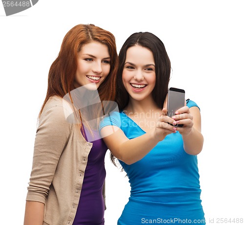 Image of two smiling teenagers with smartphone