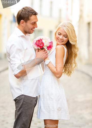 Image of couple with flowers in the city