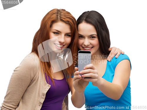 Image of two smiling teenagers with smartphone