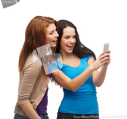 Image of two smiling teenagers with smartphone