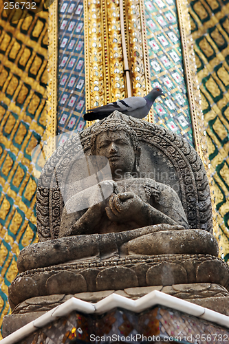 Image of Bird on statue